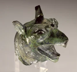 Greifenkopf, Fragment einer Kesselbefestigung, erste Hälfte des 7. Jahrhunderts v. Chr. (Bronze)